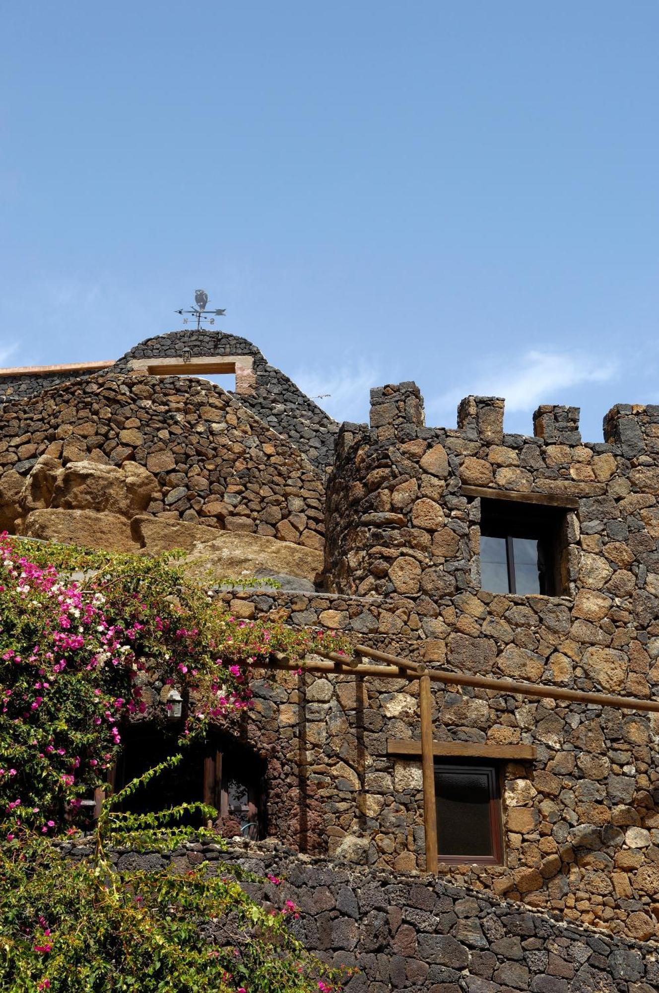 Castillo Lanzarote Villa Sophie - Luxury Villa -Sleep In A Volcanic Cave With Heated Pool Tías Kültér fotó
